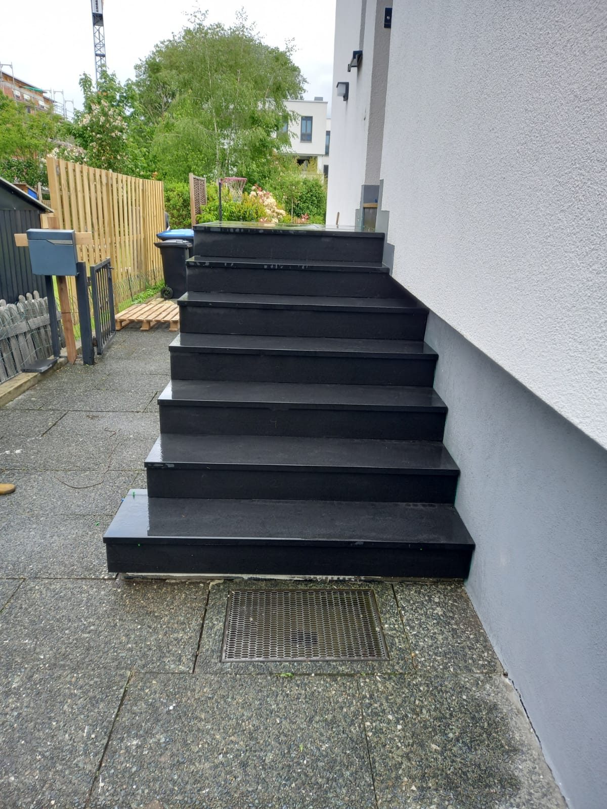 Außentreppe mit dunklen Stufenplatten an einem Wohnhaus